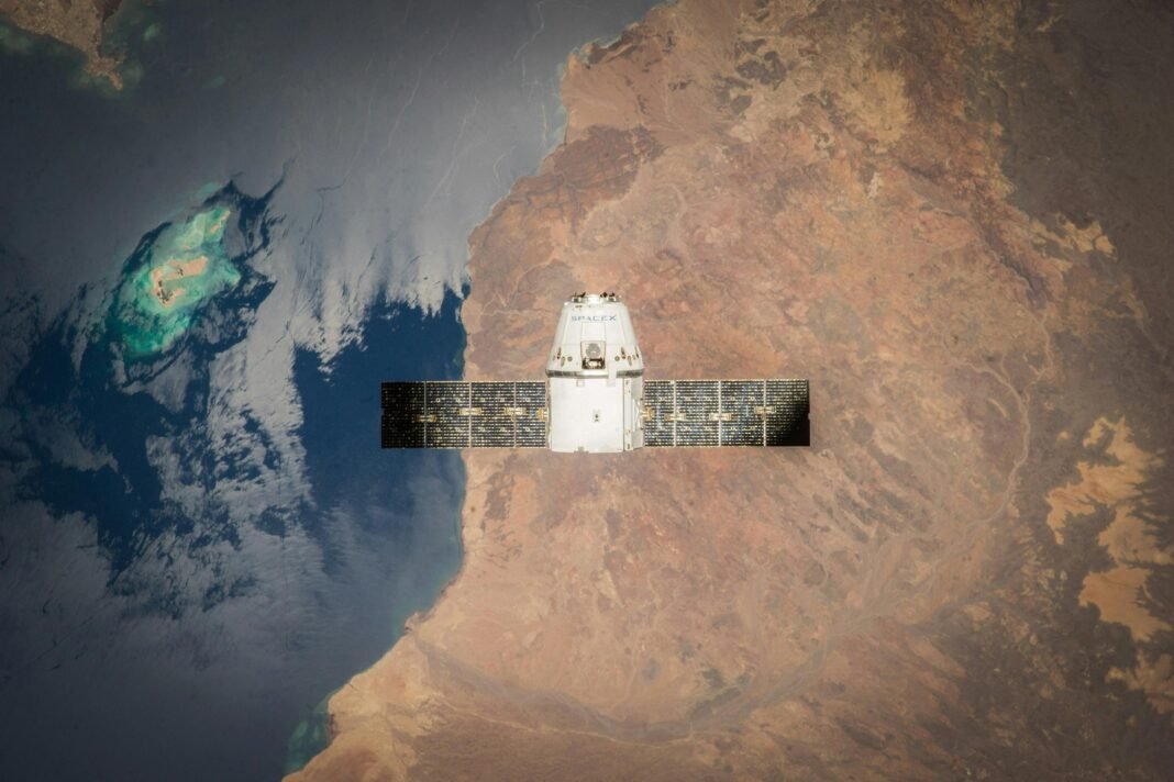 Estación Espacial Internacional sobre la Tierra — investigación biomédica orbital. Foto: Pexels.