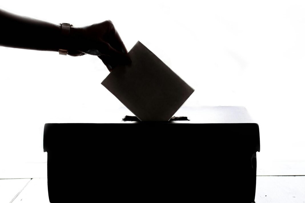 Perú vota el domingo: Keiko vs Sánchez y la soberanía de Dios Urna electoral con bandera del Perú, balotaje presidencial 2026. Foto: Pexels.