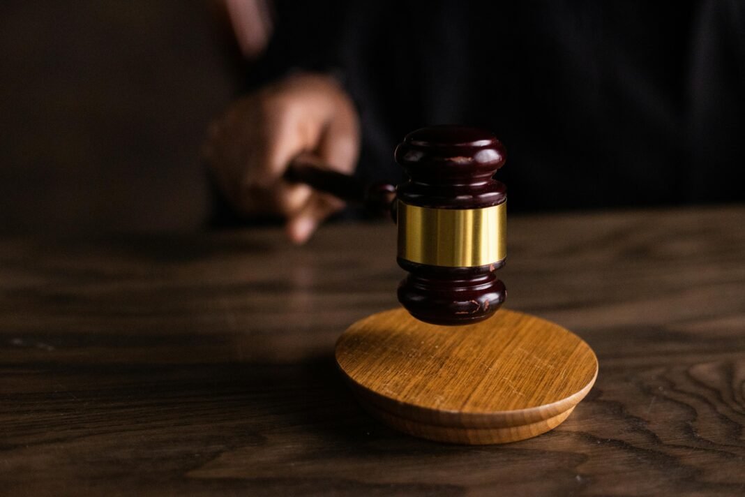 Sheinbaum responde al embajador de Trump: soberanía, no obediencia Banderas de México y Estados Unidos cerca de un escritorio diplomático. Foto: Pexels.